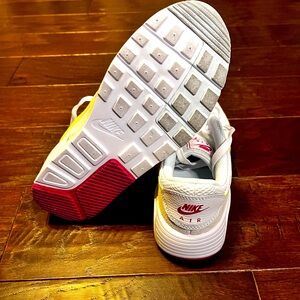 Women Nike Air Max size 7.5